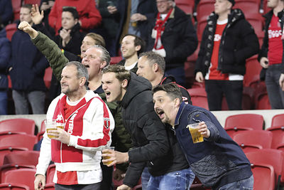 Ook op de tribunes is het genieten van wat Ajax ons voorschotelt. © De Brouwer