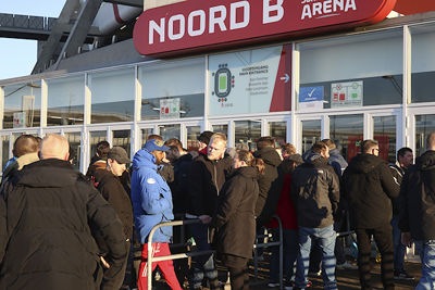 Verzamelen voor een nieuwe awayday, om de hoek in Alkmaar. © De Brouwer