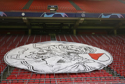 En dit is helaas het enige spoor van supporters... © De Brouwer