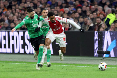 Akpom doet zijn best, maar dat is niet genoeg. © De Brouwer