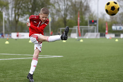 Deze bal gaat richting de kruising. Dat zie je zo. © Pro Shots