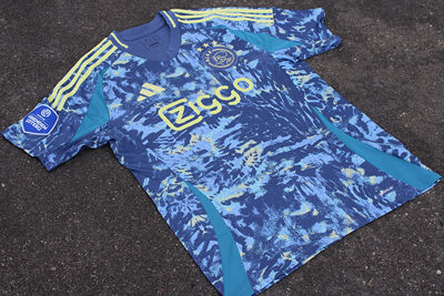 Het shirt is blauw gevlekt, met gele accenten. © SV Ajax