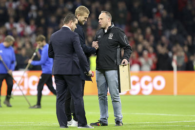 De Ligt neemt afscheid en krijgt uiteraard een afscheidslijst overhandigd. © De Brouwer