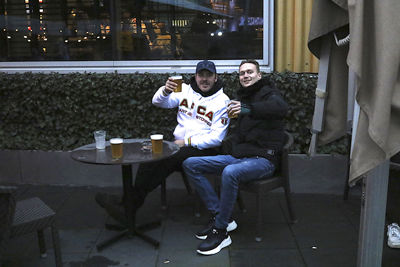 Pilsje vooraf. Of pilsjes. Proost heren! © De Brouwer