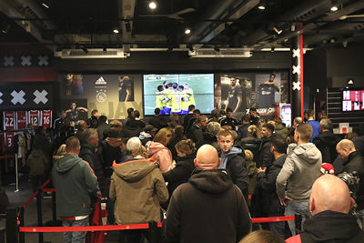 In de fanshop geen gebrek aan belangstelling. © De Brouwer