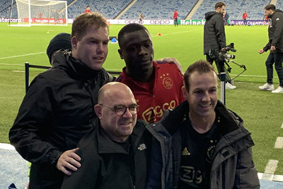Brobbey had wat ‘pijntjes aan de knie’, maar maakte wel tijd voor een fotootje. © Ajax Life
