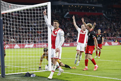 Tadic ziet zijn naam ook weer eens terug op het scorebord. © De Brouwer
