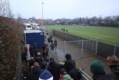 Snel richting bus en weg hier. © De Brouwer