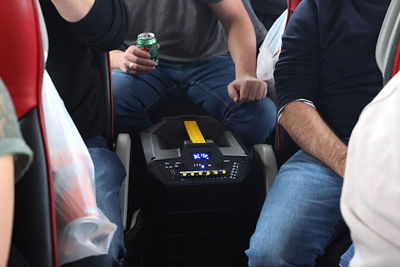 Dik speakerboxapparaat mee voor de muzikale omlijsting. © De Brouwer