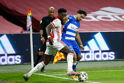 Vechtlust verslaat techniek. Wanneer zien we de volgende actie van Promes in Ajaxshirt? © De Brouwer