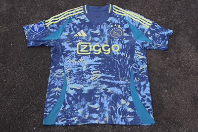 Aan de zijkant lopen banen in een andere kleur blauw. © SV Ajax