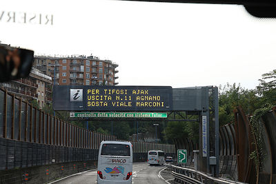 De rit naar het stadion verloopt via een flinke omweg. © De Brouwer