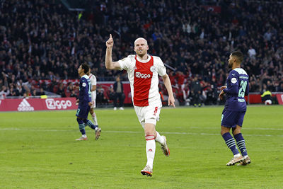Klaassen doet hier net alsof hij weer de 1-0 heeft gemaakt. Wij weten wel beter. © De Brouwer