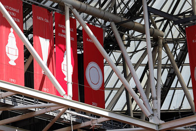 De banieren in het stadion zijn weer helemaal up-to-date! © De Brouwer