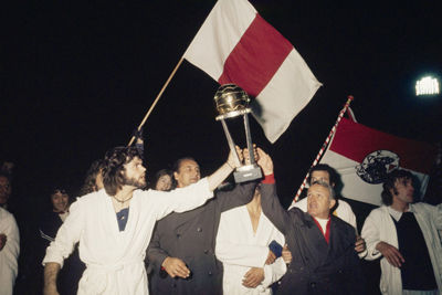De wereldbeker. Ajax de beste, Huslhoff de grootste. SV Ajax / Guus de Jong