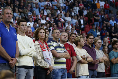 Een minuut lang is het muisstil in de Arena. © De Brouwer