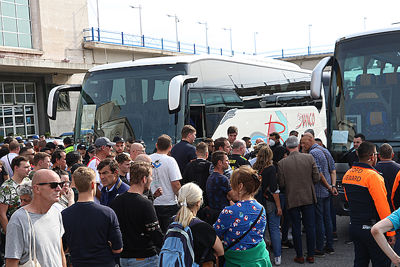 Bij de bussen is het al vroeg druk. © De Brouwer