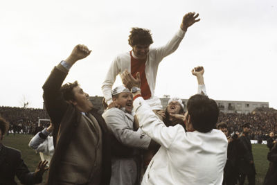 Feest vieren met supporters, ook een kwaliteit van Hulshoff. © SV Ajax / Guus de Jong