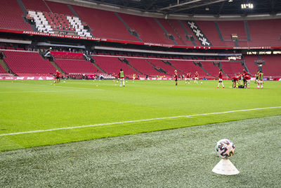 Voetballen in coronatijd betekent dat alles een beetje anders gaat. © Pro Shots