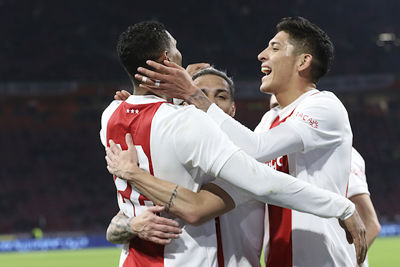 Maar dat maakt de blijdschap er bij zijn teamgenoten niet minder om, hoor! © De Brouwer