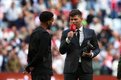 Timber nam afscheid en Huntelaar spreekt hem toe. © De Brouwer