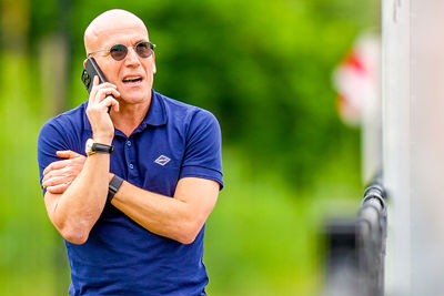 Kroes driftig aan het telefoneren. © Pro Shots