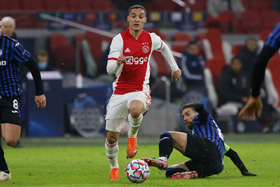 We zien Antony heus wel dribbelen, maar vaak rond de middenlijn. © De Brouwer
