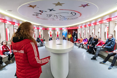 De mini-journalisten krijgen eerst een kijkje in de kleedkamer. © Pro Shots