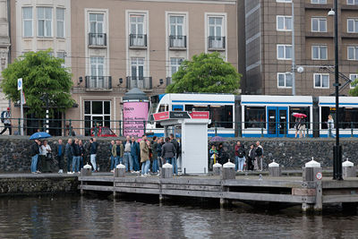 De deelnemers staan al te wachten op de kade. © Pro Shots