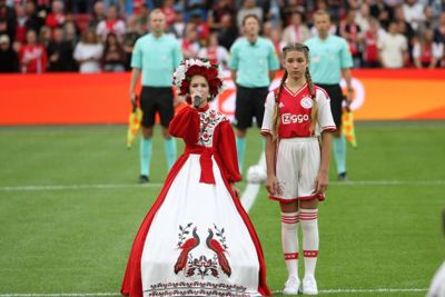 Het Oekraïens volkslied zorgt voor kippenvel. © SV Ajax