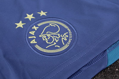 Ook hier een geel Ajaxlogo. © SV Ajax