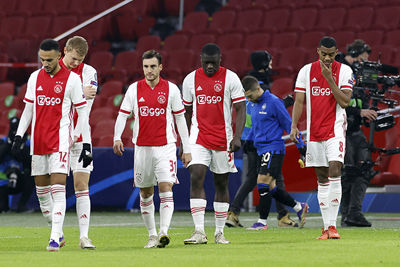 Dit is de opkomst. Dit is niet de uitstraling die we wensen, Ajacieden... © De Brouwer