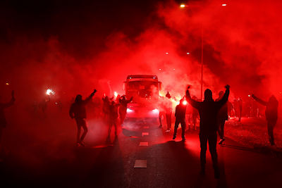 En daar, ergens tussen het vuur en rook komt de bus aanrijden. © De Brouwer