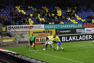 Brobbey met een half elftal in zijn nek. © De Brouwer