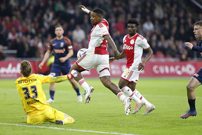 Ajax krijgt kans na kans... © De Brouwer
