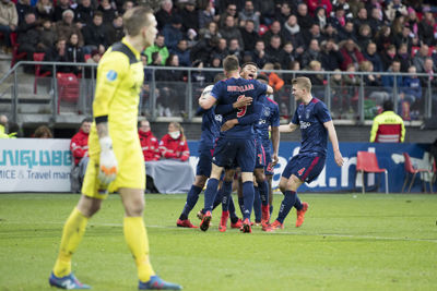 Die strijdlust wordt beloond, want Neres bedient Huntelaar en het is raak!
