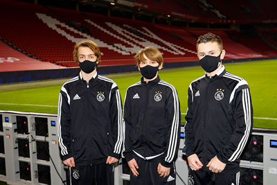 Zij zijn ook dik tevreden, onze ballenjongens en tevens leden van Ajax Jonge Schare. © De Brouwer