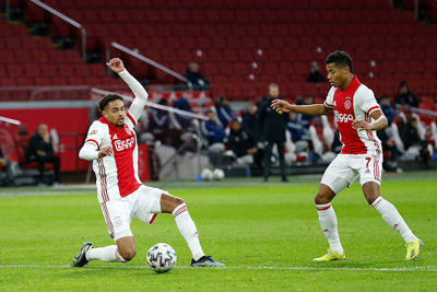 Daar duikt Rensch weer op, een assist in de maak. © De Brouwer