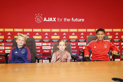 Hier zit Schreuder normaal tijdens persconferenties! © Pro Shots