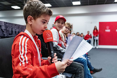 Goed voorbereid vuurt deze journalist zijn vragen af. © Pro Shots