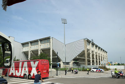 Een buslading aan nieuwe spelers. © De Brouwer