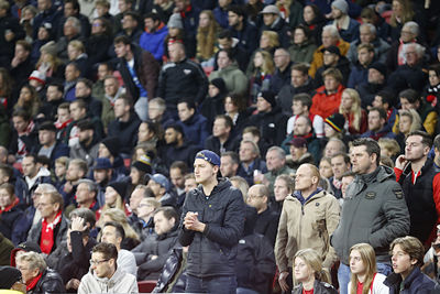 Ondertussen loopt de spanning op de tribunes hoger op. Wordt het zo’n dag? © De Brouwer