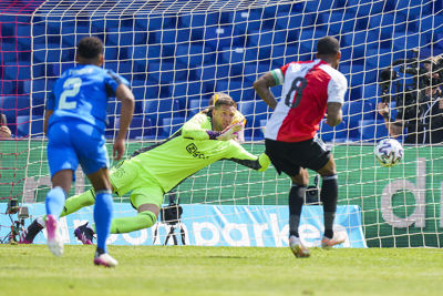 Fer krijgt de kans om de stand gelijk te trekken, maar Stekelenburg kiest de goede hoek uit. © Pro Shots