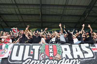 Vol achter Ajax. © De Brouwer