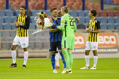 Tadic ontvangt een bosje ruikers van zijn toekomstig teamgenoot. Klasse! © Pro Shots