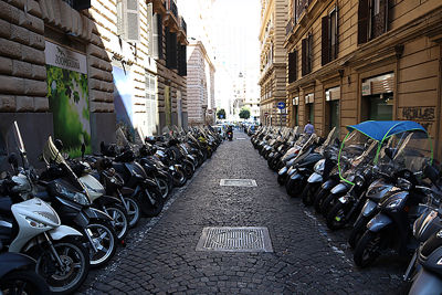 Of ze hier ook scoorters en motoren hebben? © De Brouwer