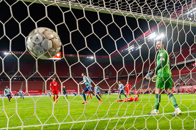 En het is alweer raak, via de kop van Haller! © Pro Shots