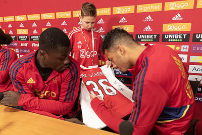 Tijd voor handtekeningen! © Pro Shots