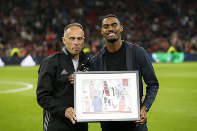 Ook Gravenberch ontvangt een afscheidslijst van Supportersvereniging Ajax. © De Brouwer