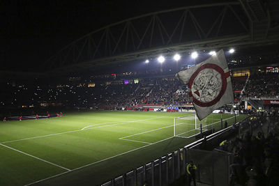 Sinds de verbouwing doet AZ ook dingen met lichtshows. © De Brouwer
